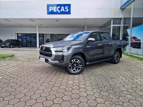 TOYOTA HILUX 2.8 D-4D TURBO DIESEL CD SRX 4X4 AUTOMÁTICO TOYOTA HILUX 2.8 D-4D TURBO DIESEL CD SRX 4X4 AUTOMÁTICO